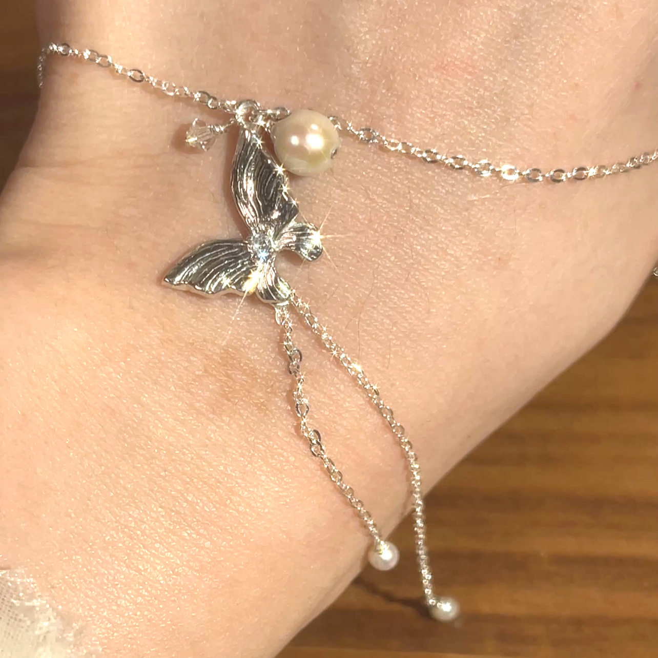 Sterling Silver Dazzling Romantic DREAMLAND Necklace with Dancing Butterfly & Pearl